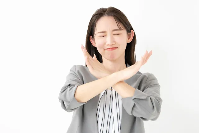 バツ印を出す女性