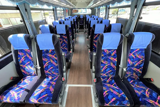 中型バスの車内