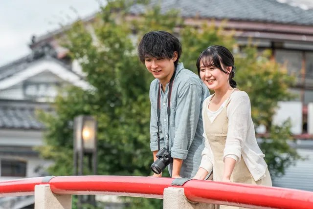 旅行をするカップル