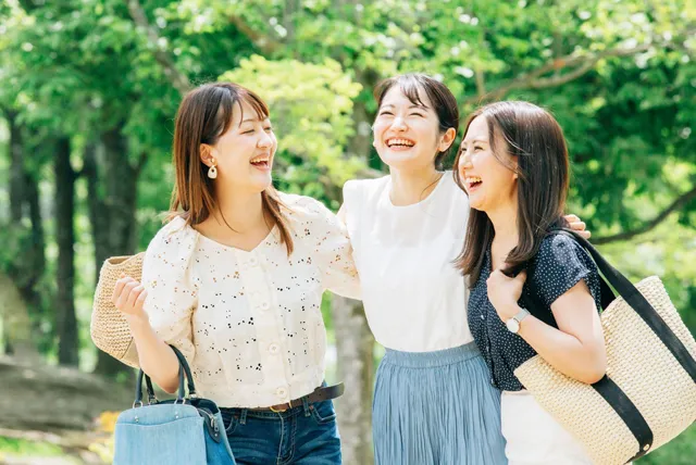 旅行をする3人の女性