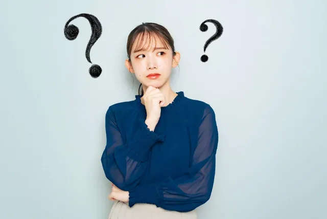悩む女性