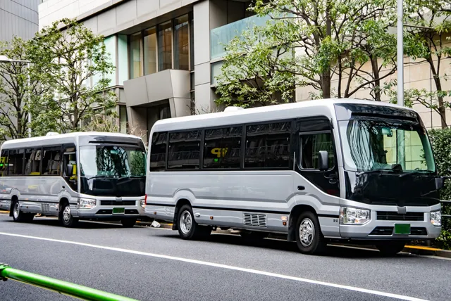 2台のマイクロバス