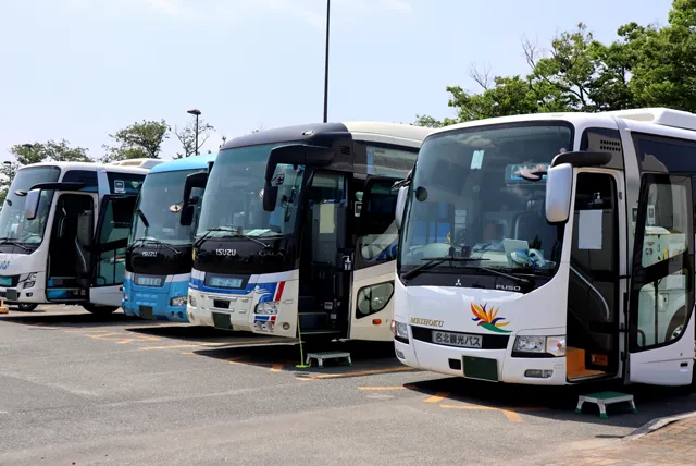 駐車場に並ぶ大型バス