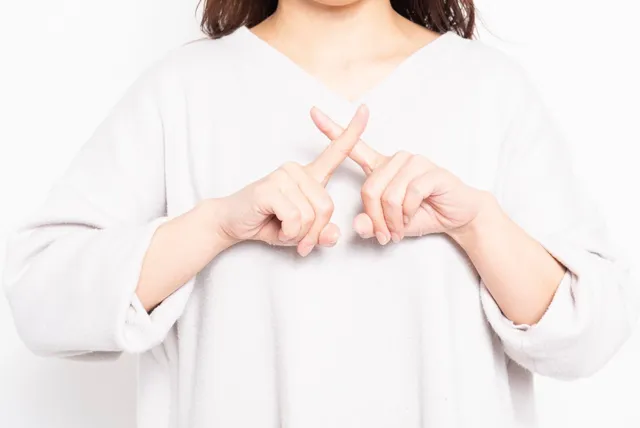 ルールを教える女性