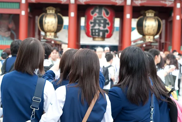 浅草寺へ修学旅行