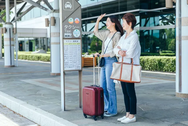 空港送迎のバスを待つ女性