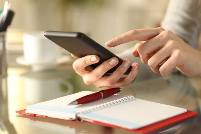 スマートフォンでスケジュールを確認する女性