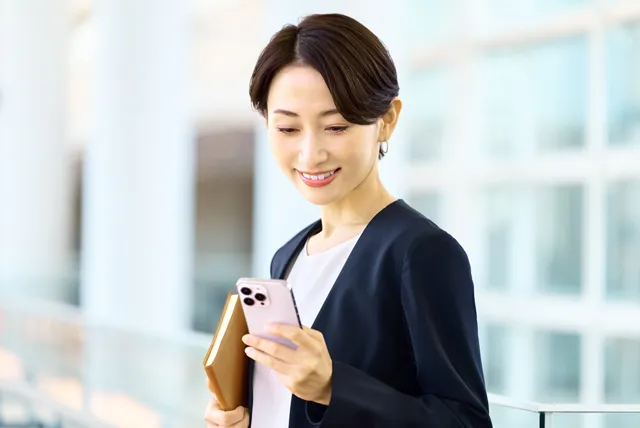 スマートフォンを見る女性