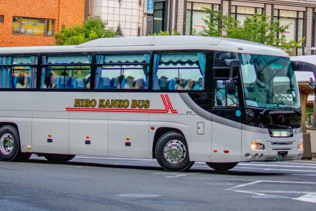 側面から見た大型バス