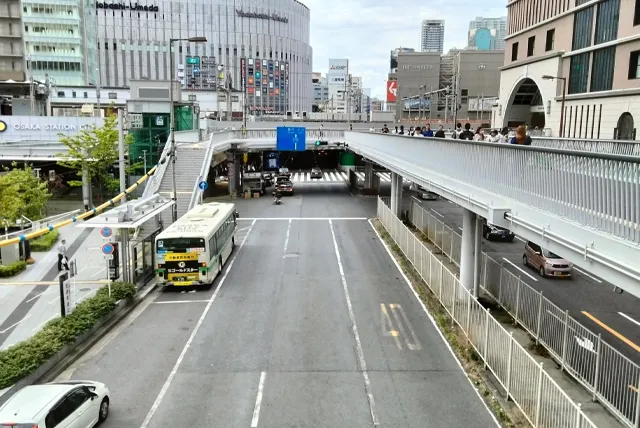 大阪駅前の道路