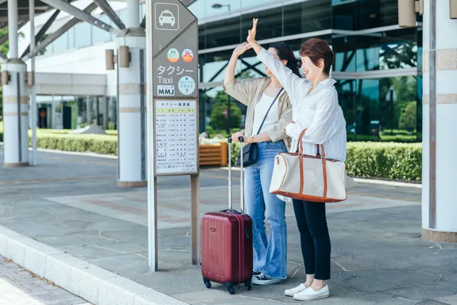 空港でマイクロバスを待つ女性