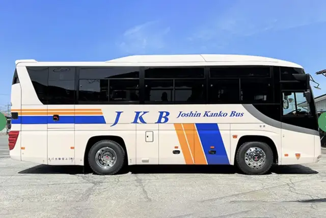 側面から見た中型バス
