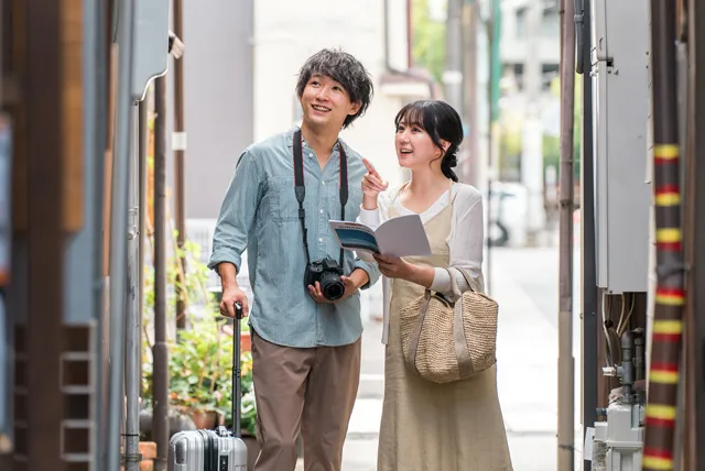 大阪を観光するカップル