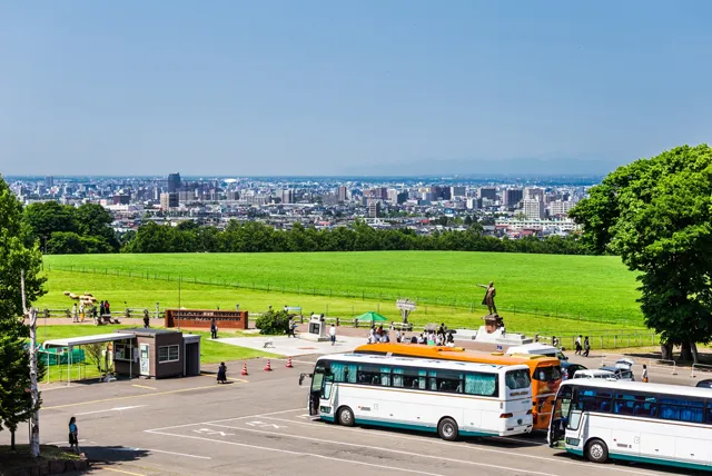 クラーク像の前の駐車場