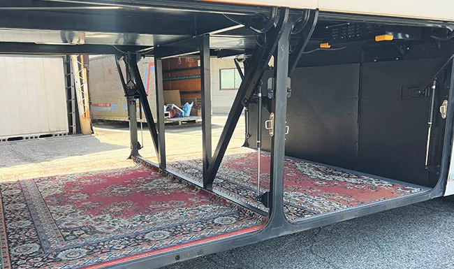 大型バスのトランク