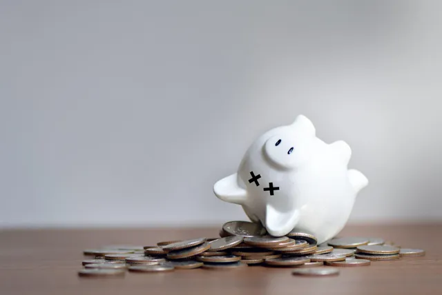 ひっくり返ったブタの貯金箱