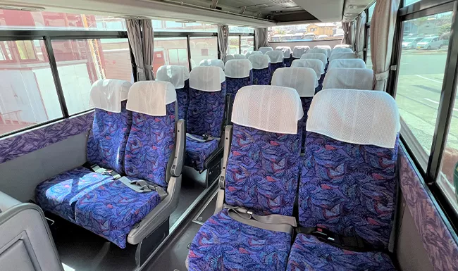 小型バス車内