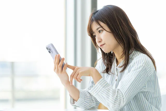 スマホを見る女性