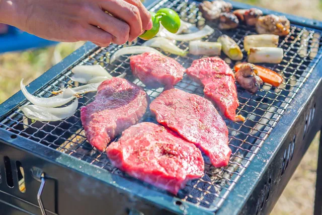 BBQコンロで肉を焼く