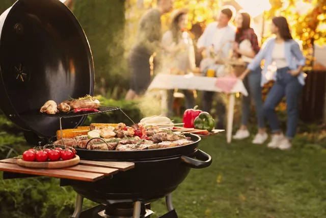 自然の中でBBQを楽しむグループ