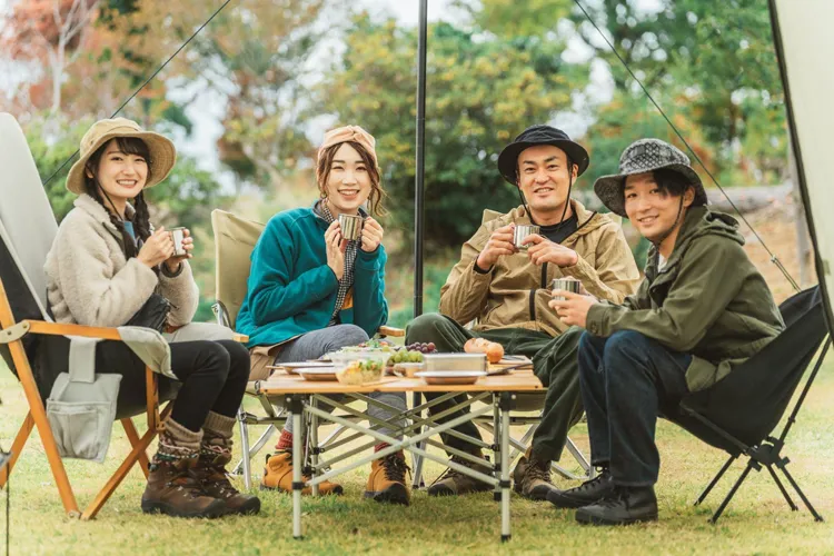 仲間とキャンプ