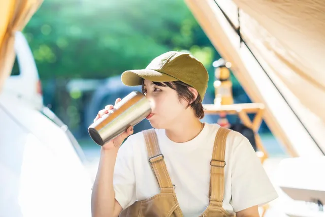 テントの中で乾杯