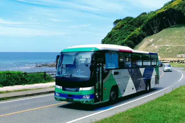 海沿いを走る大型バス