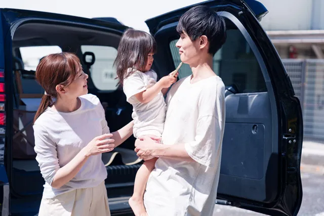 自家用車に乗り込む家族