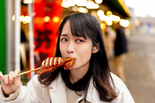 イカ焼きを食べる女性