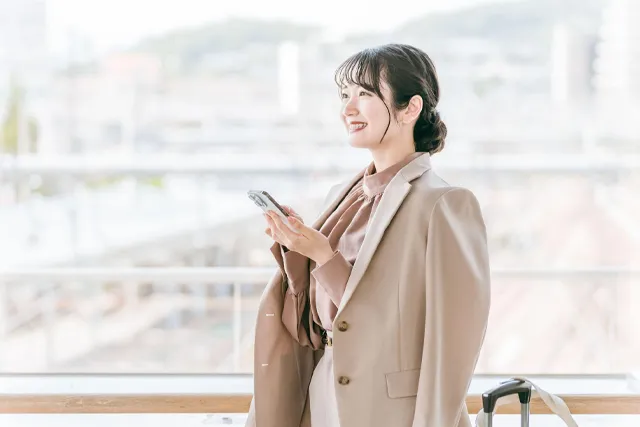 電車を待つ女性
