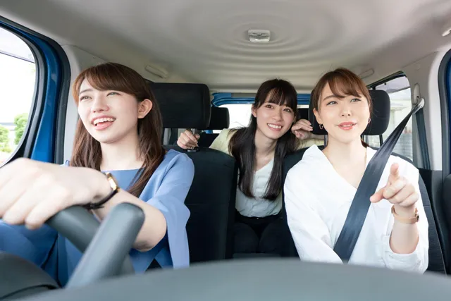 自家用車で同窓会へ向かう女性達