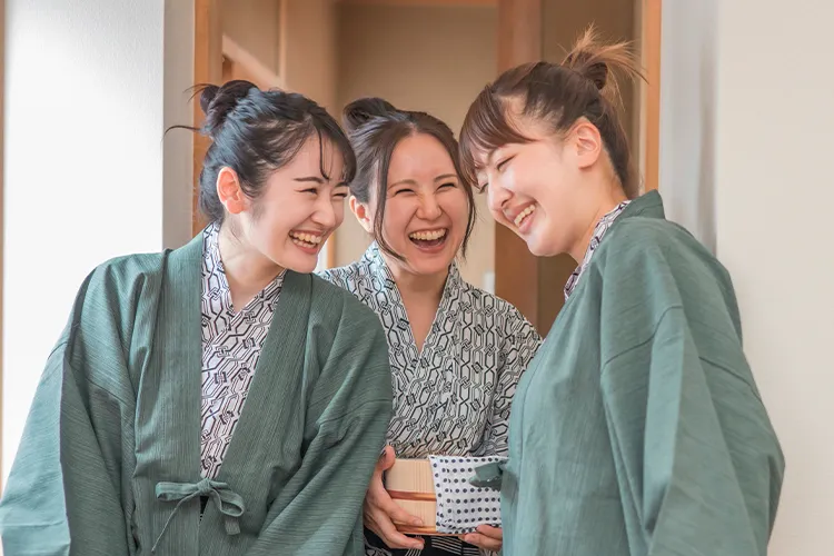 浴衣で談笑する3人の女性