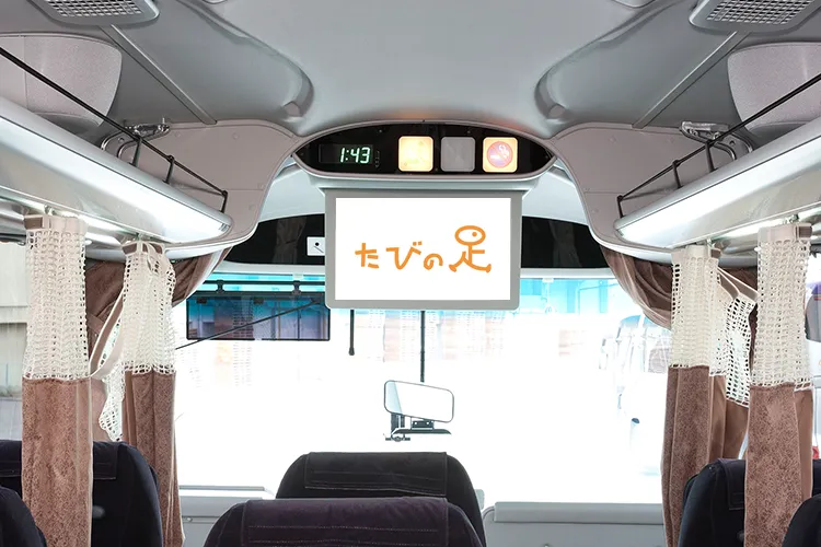 バスの車内で企業VTRを鑑賞