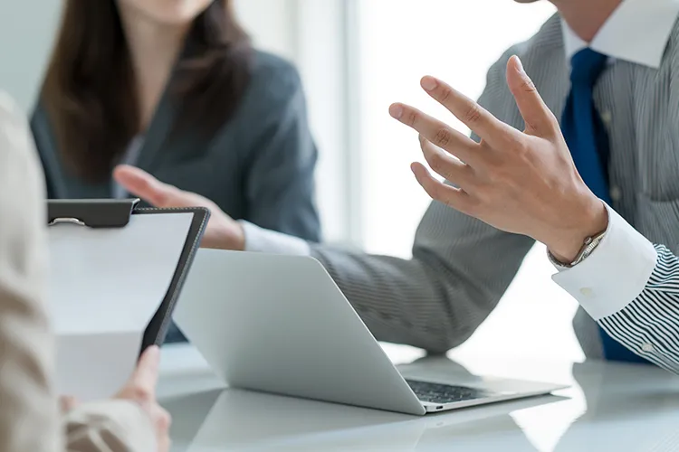 打ち合わせをするビジネスマン