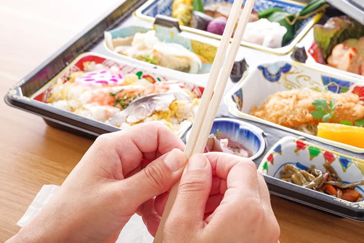 バスの車内でお弁当