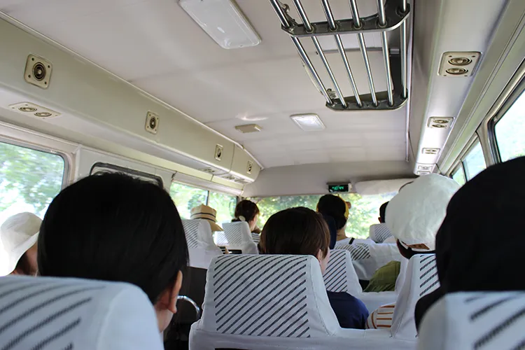 マイクロバスの車内