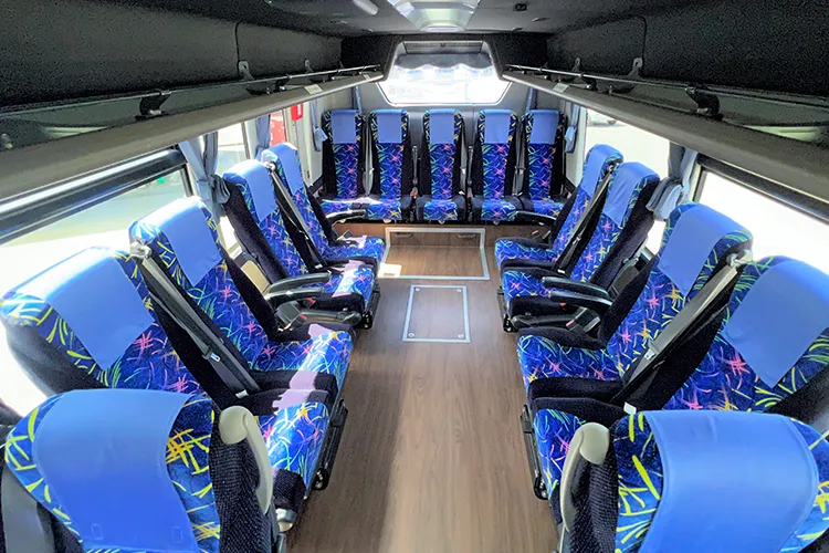 貸切バスのサロン席
