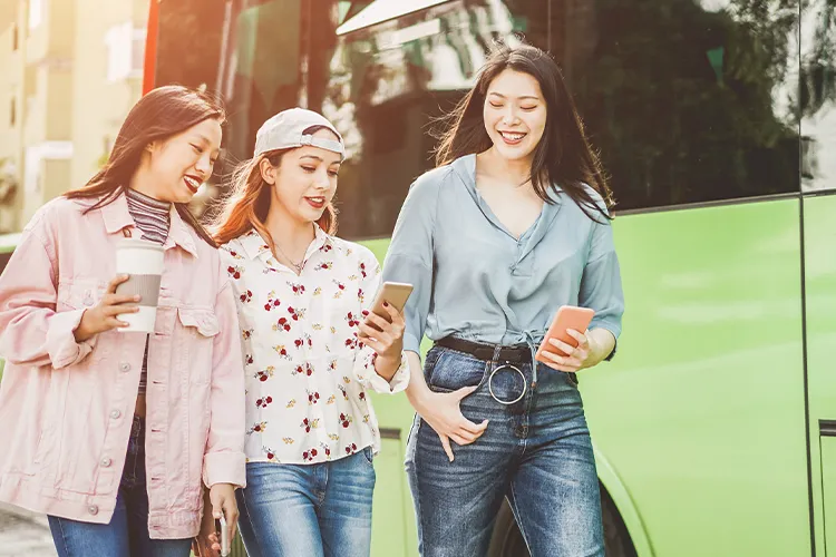 バスに乗り込む女性