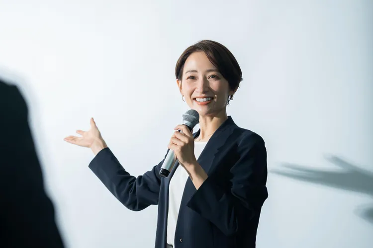 進行をする女性