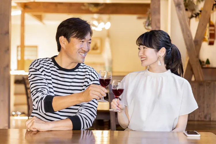 ワインで乾杯するカップル