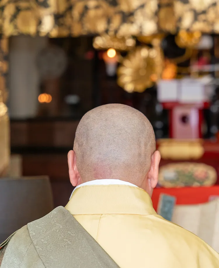 法事でお経を唱えるお坊さん