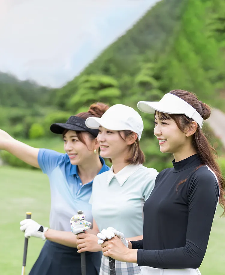 ゴルフを楽しむ女性グループ