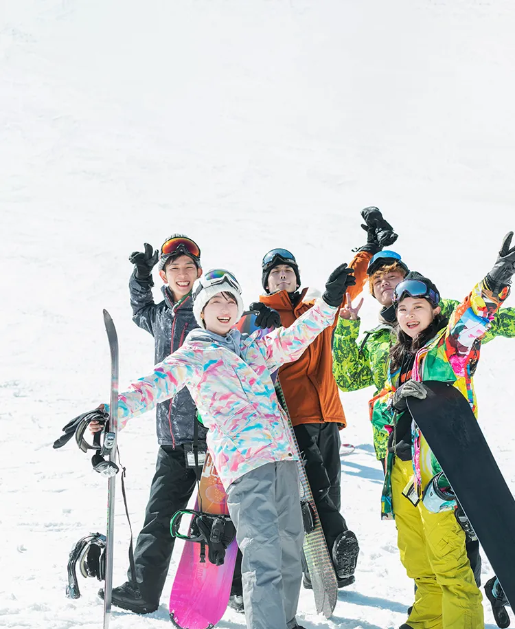 スノーボードを楽しむグループ