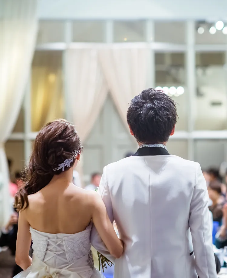 結婚式を開く新郎新婦の後ろ姿
