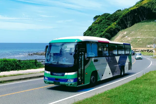 海沿いを走る大型バス
