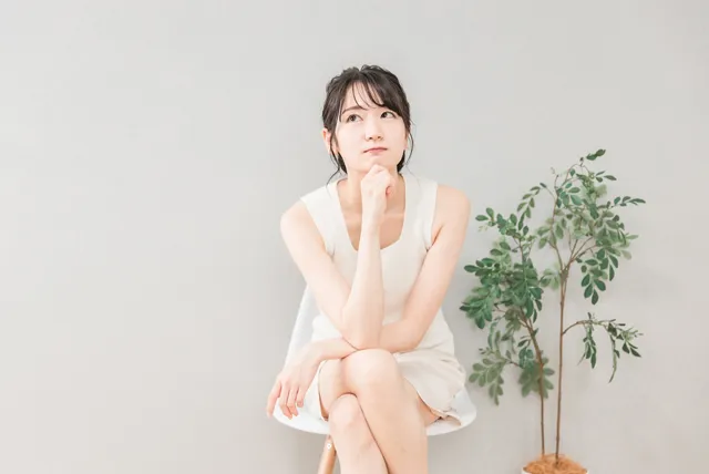 悩む女性