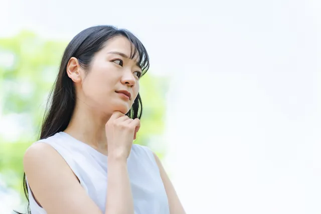 悩む女性