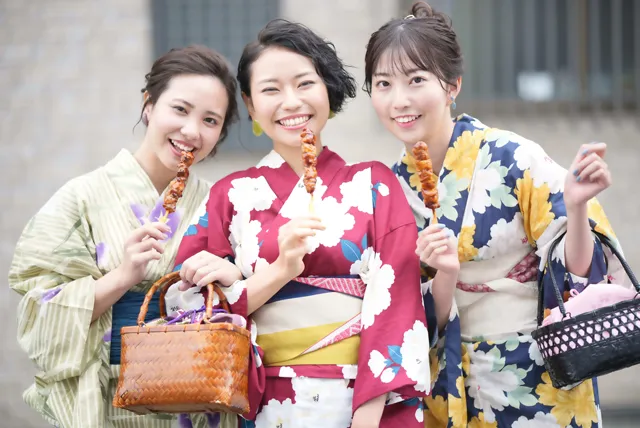 食べ歩きを楽しむ女性達