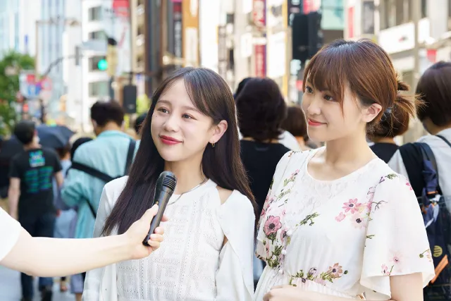 街頭インタビューを受ける2人の女性