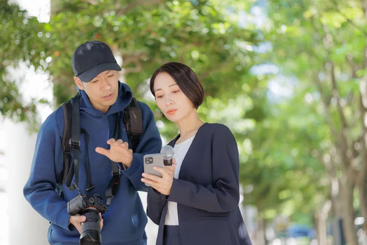 ロケをするタレントとカメラマン